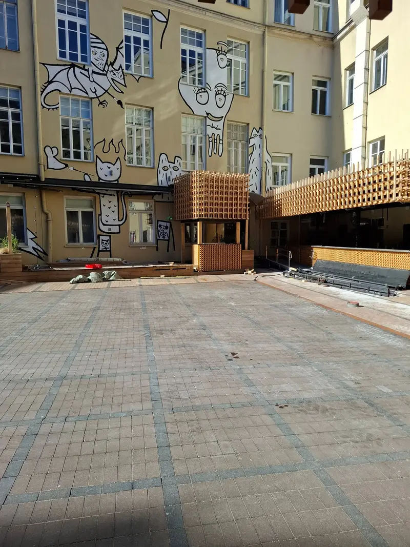 Kiemas montavimo metu: kioskas su grotelėmis, terasos platforma ir baro stoginė