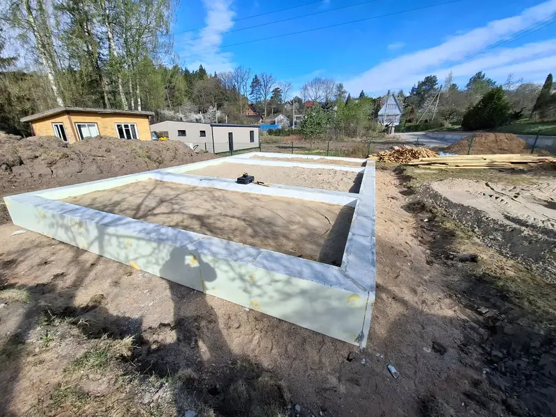 Apšiltinto juostinio pamato kontūras su smėlio užpilu mūsų statybvietėje